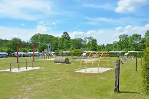 Camping De Mussenkamp - Spielplatz vom Campingplatz auf grüner Wiese