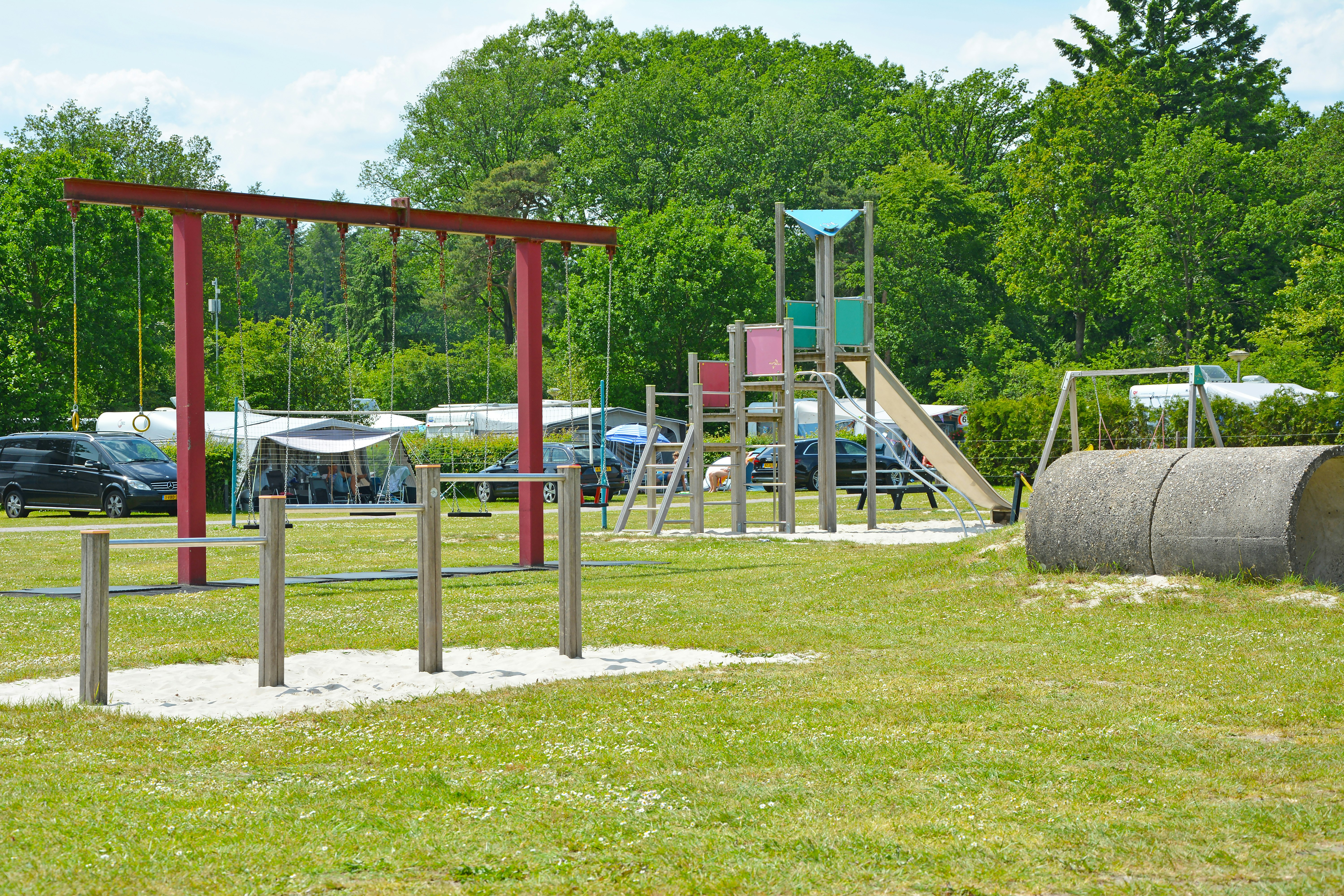 Camping De Mussenkamp  -  Spielplatz vom Campingplatz mit Rutsche und Schaukeln