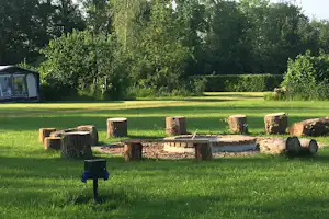 Camping De Nachtegaal - Feuerstelle auf dem Campingplatz