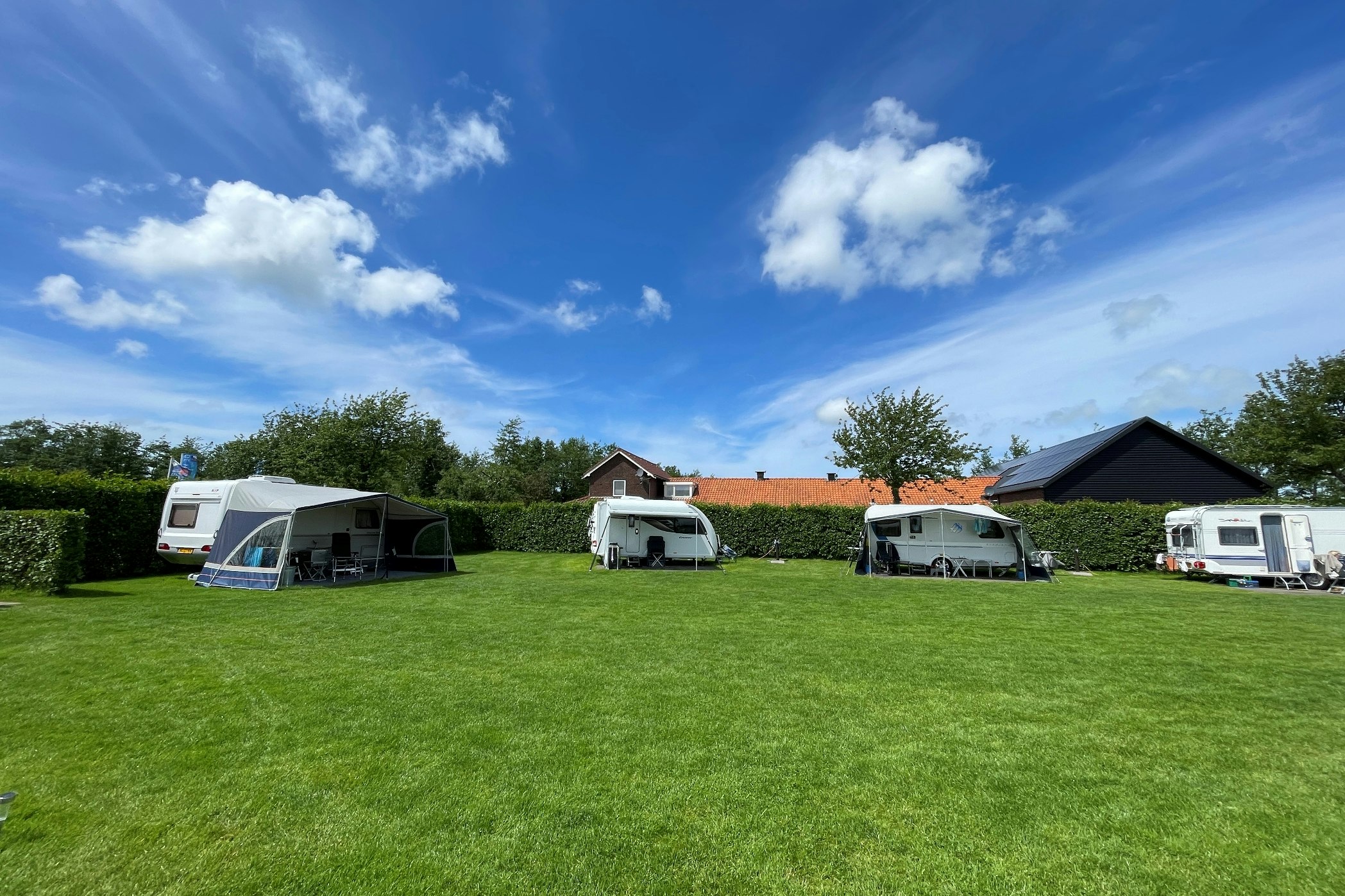 Camping De Nesse - Standplätze auf der Wiese auf dem Campingplatz