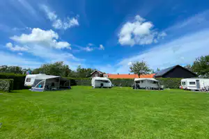 Camping De Nesse - Standplätze auf der Wiese auf dem Campingplatz