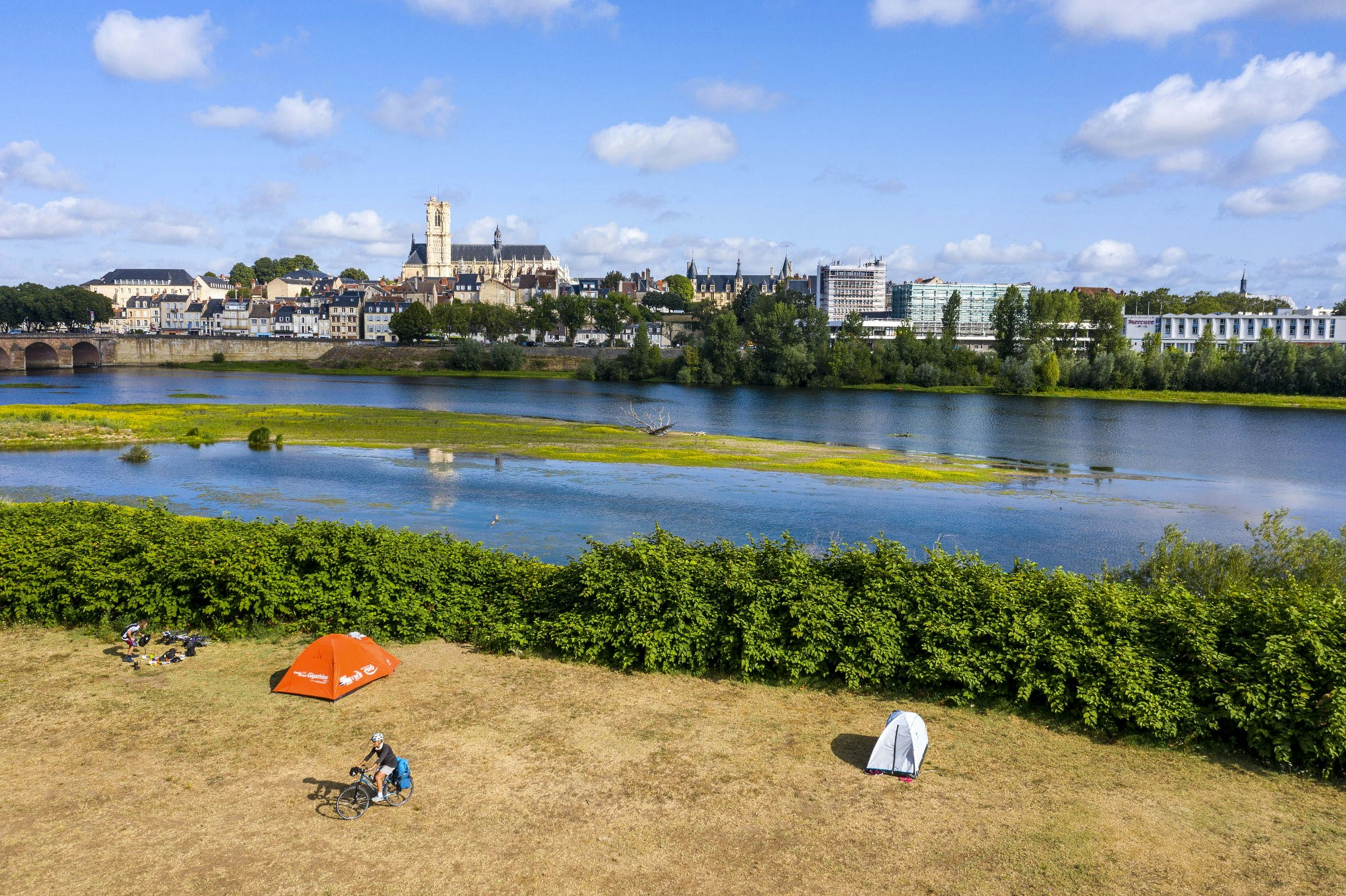 Camping de Nevers - Blick auf die Zeltplätze in der Nähe des Flusses
