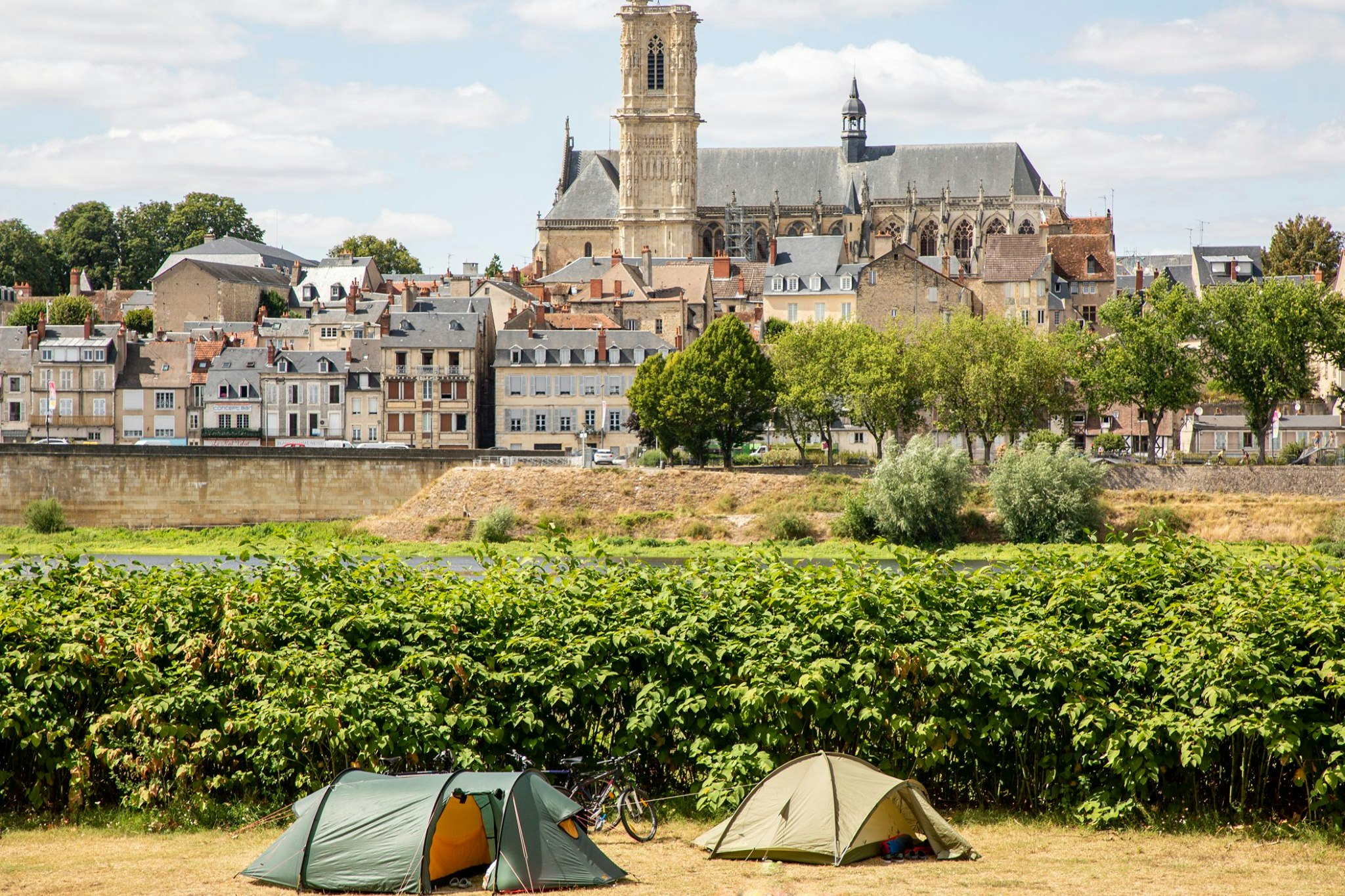 Camping de Nevers - Zeltplätze auf dem Campingplatz