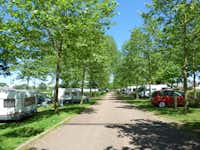 Camping de Nevers - Wohnwagen- und Wohnmobilstellplätzen zwischen Bäumen