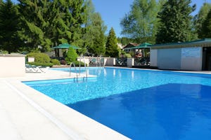Camping De Noirrupt - JP Vacances - Outdoor-Pool auf dem Campingplatz