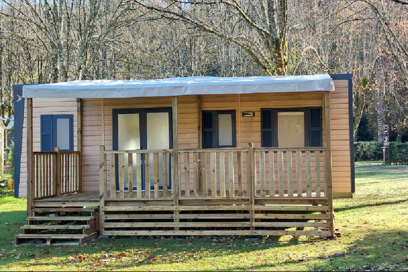 Camping l'Agrion Bleu  - Mobilheim mit Terrasse auf dem Campingplatz