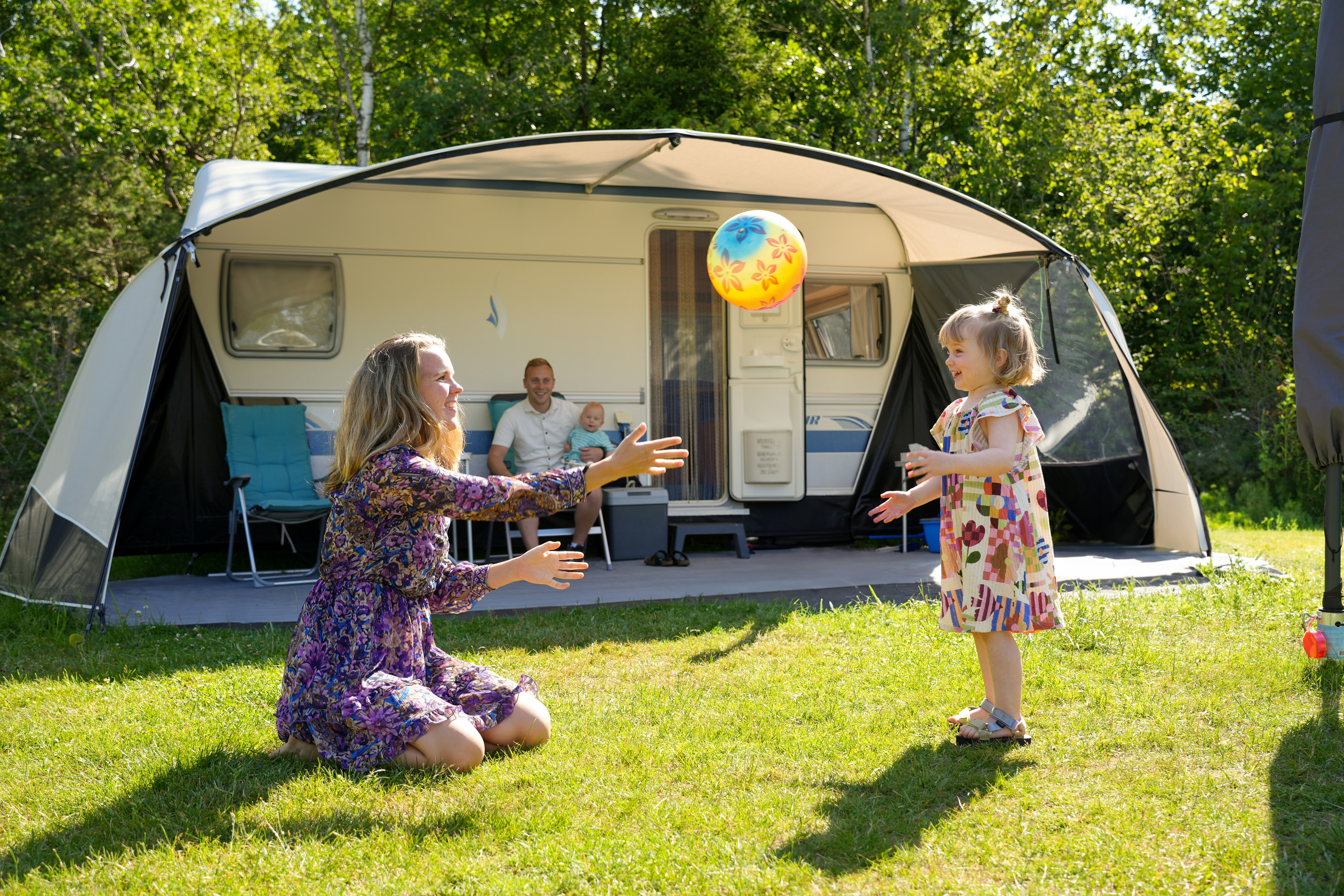 Camping de Norgerberg - Mutter spielt mit ihrem Kind auf einem Standplatz