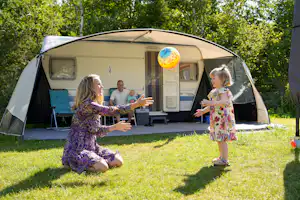 Camping de Norgerberg - Mutter spielt mit ihrem Kind auf einem Standplatz