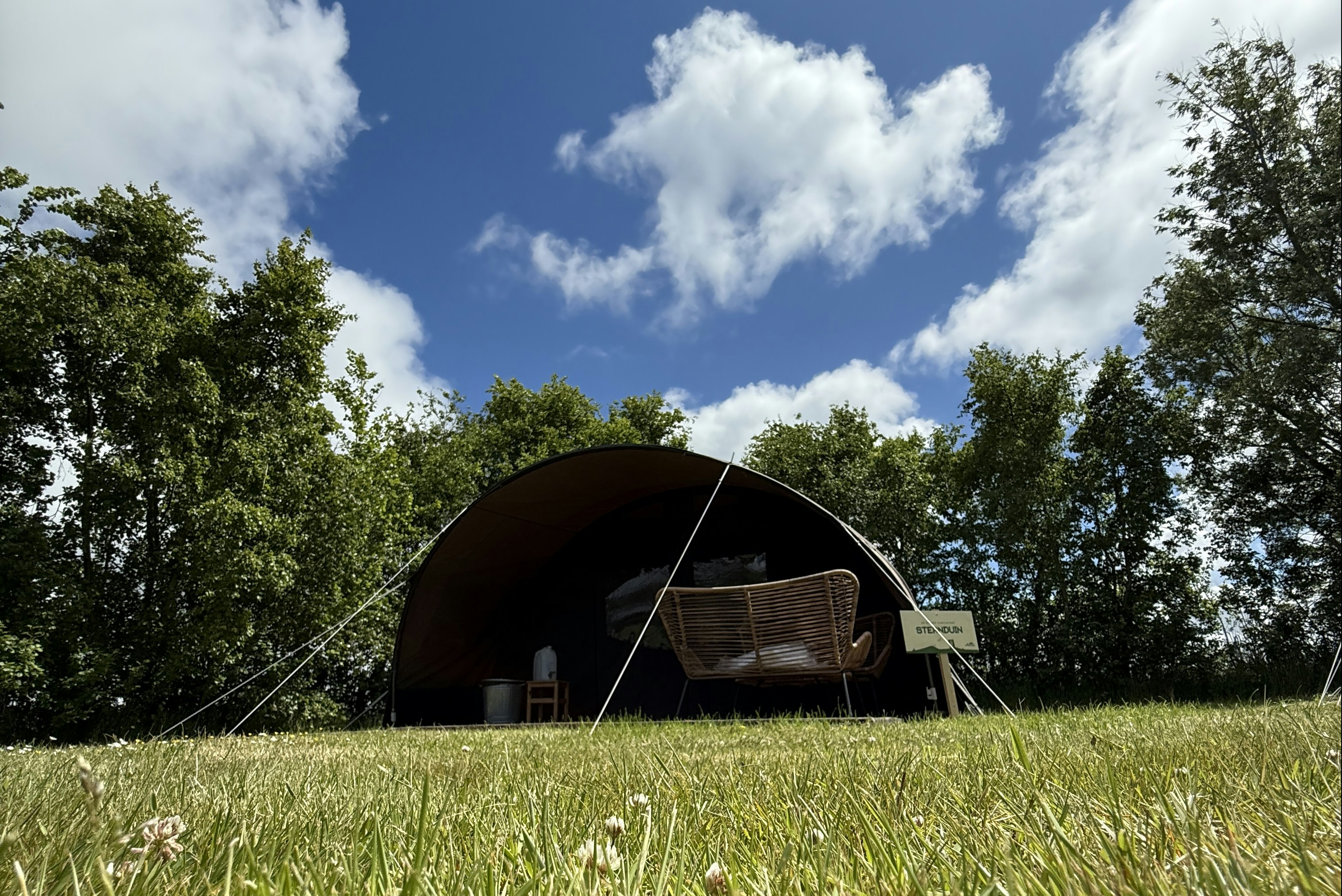 Camping De Oorsprong - Blick auf die Standplätze auf der Wiese