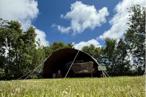 Camping De Oorsprong - Blick auf die Standplätze auf der Wiese