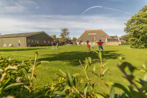 Camping De Oorsprong - Fußballwiese auf dem Campingplatz