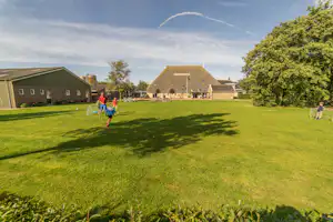 Camping De Oorsprong - Fußballwiese auf dem Campingplatz