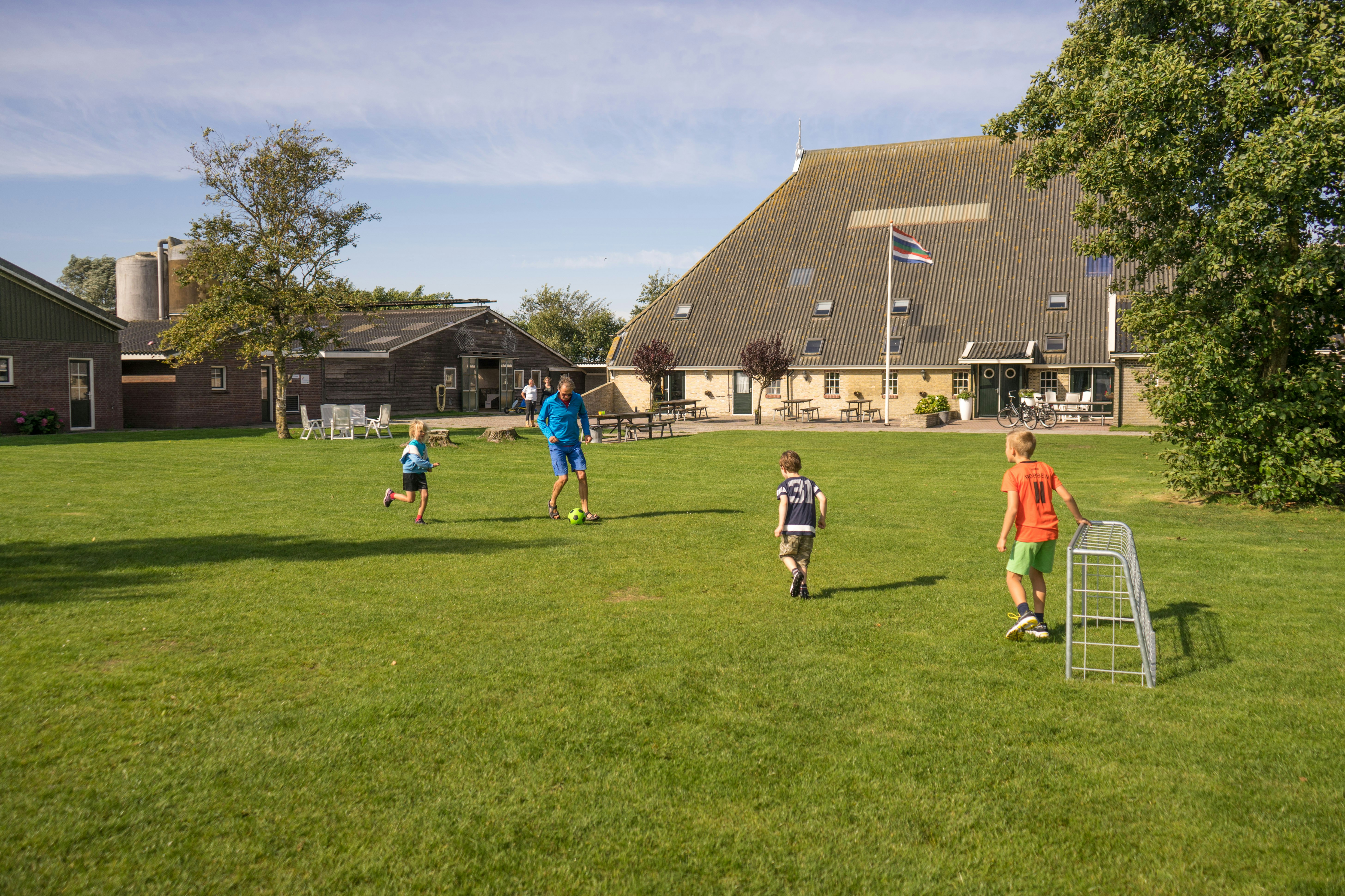 Camping De Oorsprong - Kinder beim Fußballspielen auf dem Campingplatz