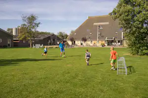 Camping De Oorsprong - Kinder beim Fußballspielen auf dem Campingplatz