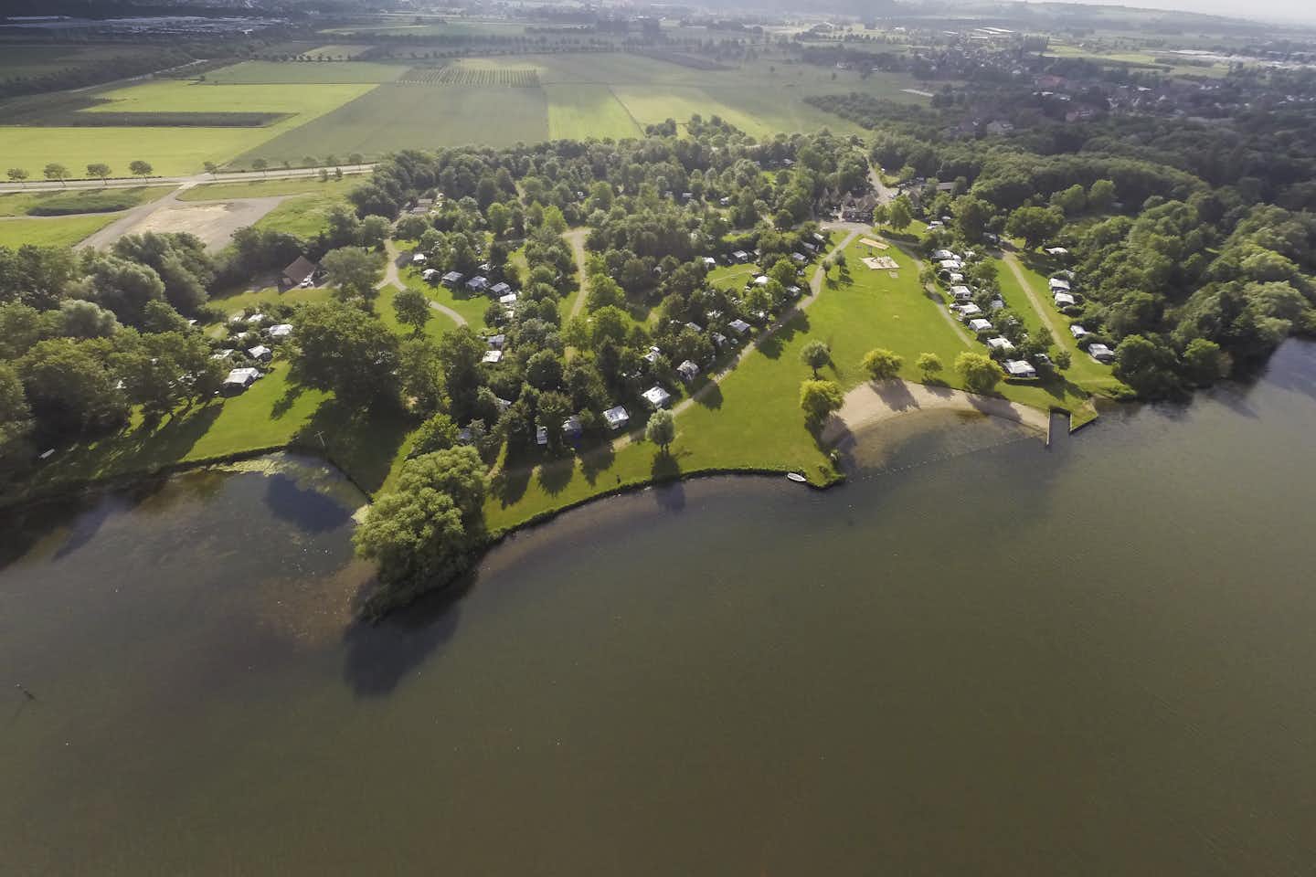 Camping De Oosterdriessen - Luftaufnahme auf den Campingplatz am Wasser