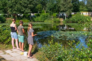 Camping De Otterberg - Camper beim Angeln im Teich