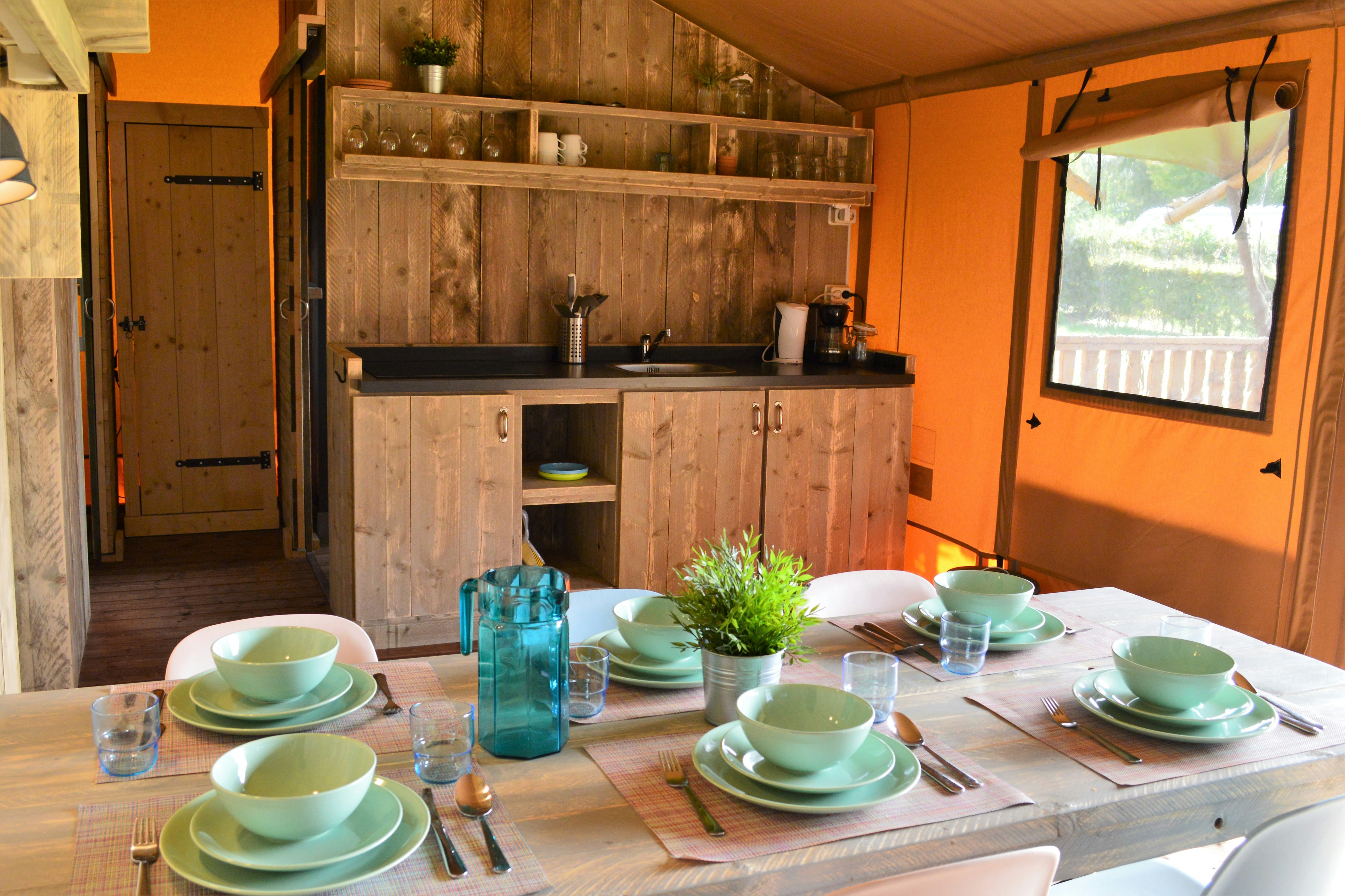 Vakantiepark De Oude Molen  - Innenansicht eines Glamping-Zeltes mit Küche