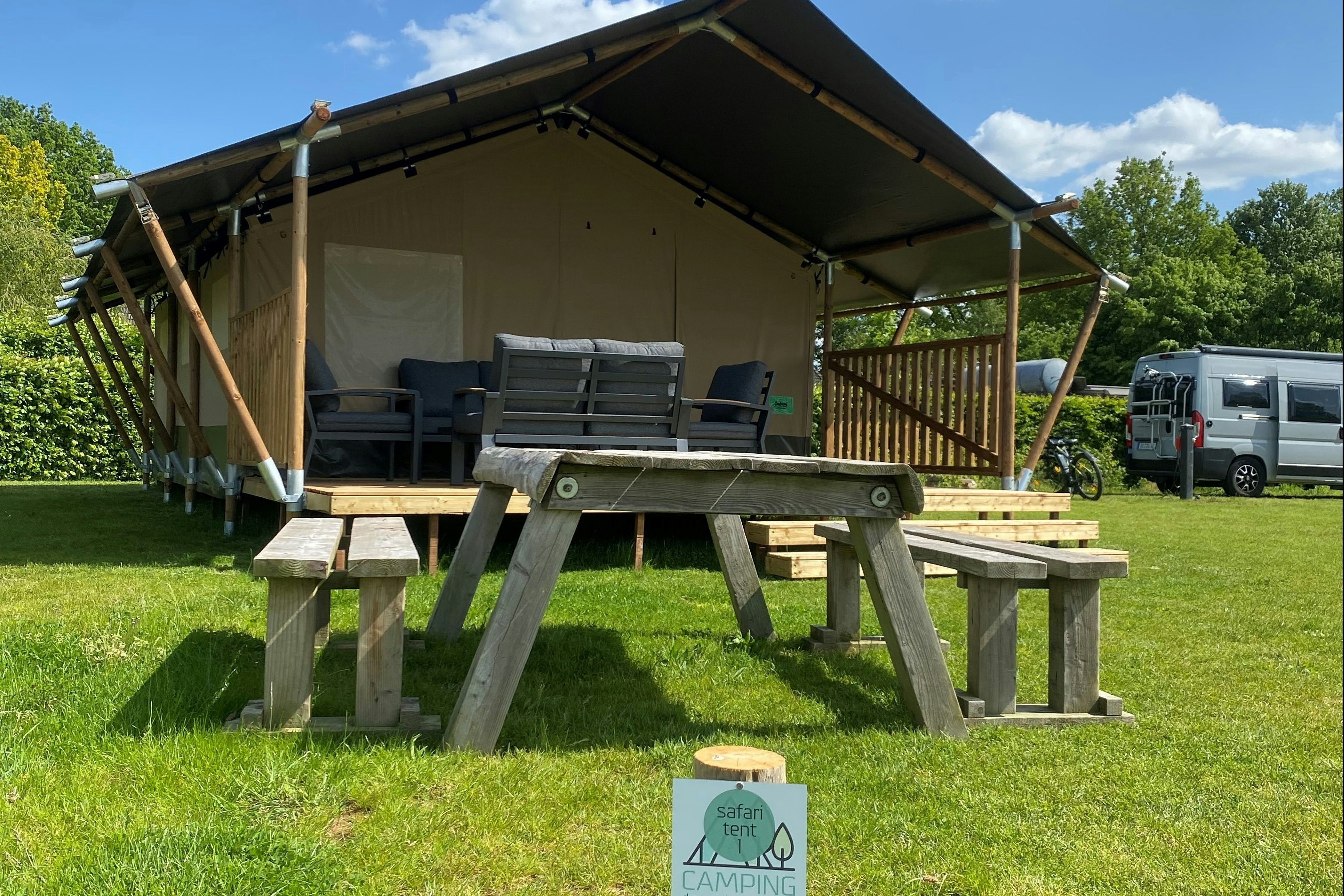 Camping de Oude Stokerij - Außenansicht Glamping-Zelt auf dem Campingplatz