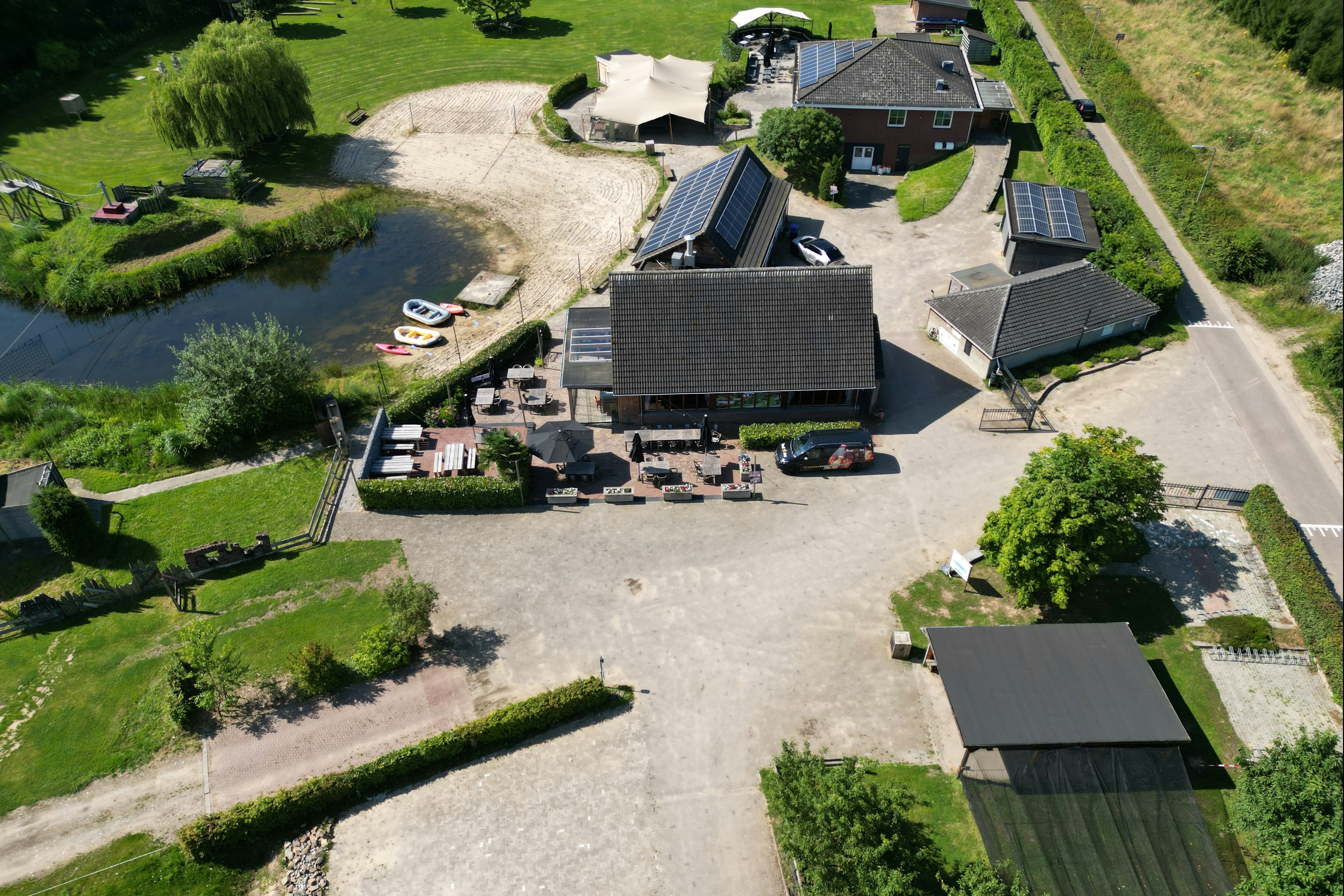 Camping de Oude Stokerij - Hauptgebäude und Eingang aus der Vogelperspektive