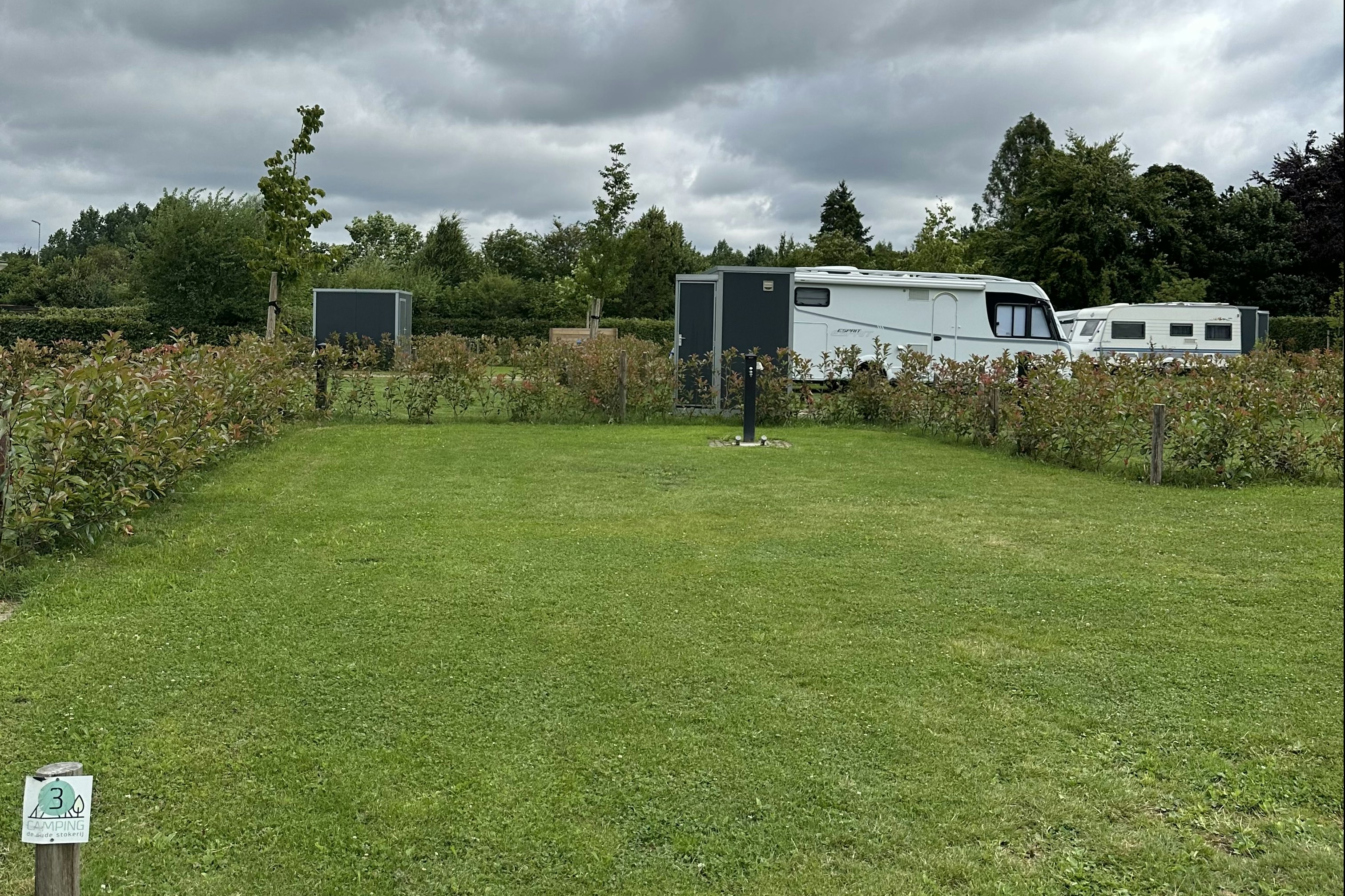 Camping de Oude Stokerij - Standplatz auf Wiese auf dem Campingplatz