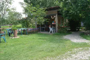 Camping De Oude Wilg - Grillpavillon mit Sitzgelegenheiten davor