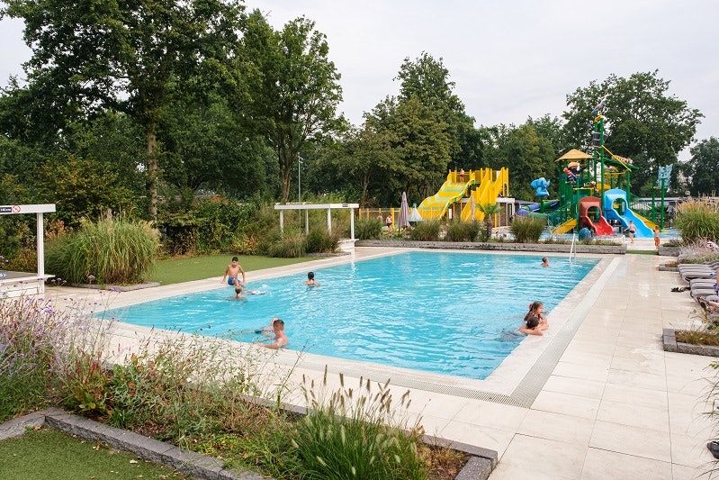 Camping De Pallegarste - Freibad mit Rutschen auf dem Campingplatz
