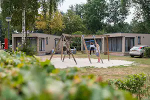 Camping De Pallegarste - Klettergerüst vor den Mobilheimen