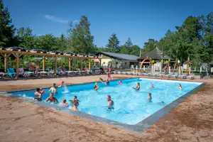 Camping De Pampel - Pool im Freien mit Liegestühlen und Sonnenschirmen