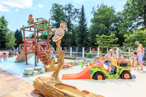 Camping De Pampel - Campingplatzgelände mit Kinderbecken