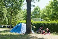 Camping  de Paris - Zeltplatz im Schatten der Bäume auf dem Campingplatz