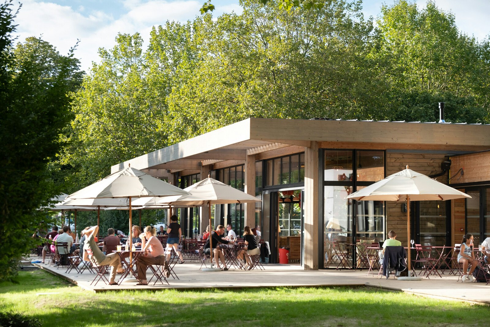 Camping de Paris - Restaurant mit Außenbereich