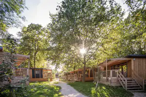 Camping de Paris Mobilheim-Mietunterkünfte mit teilweise überdachter Veranda