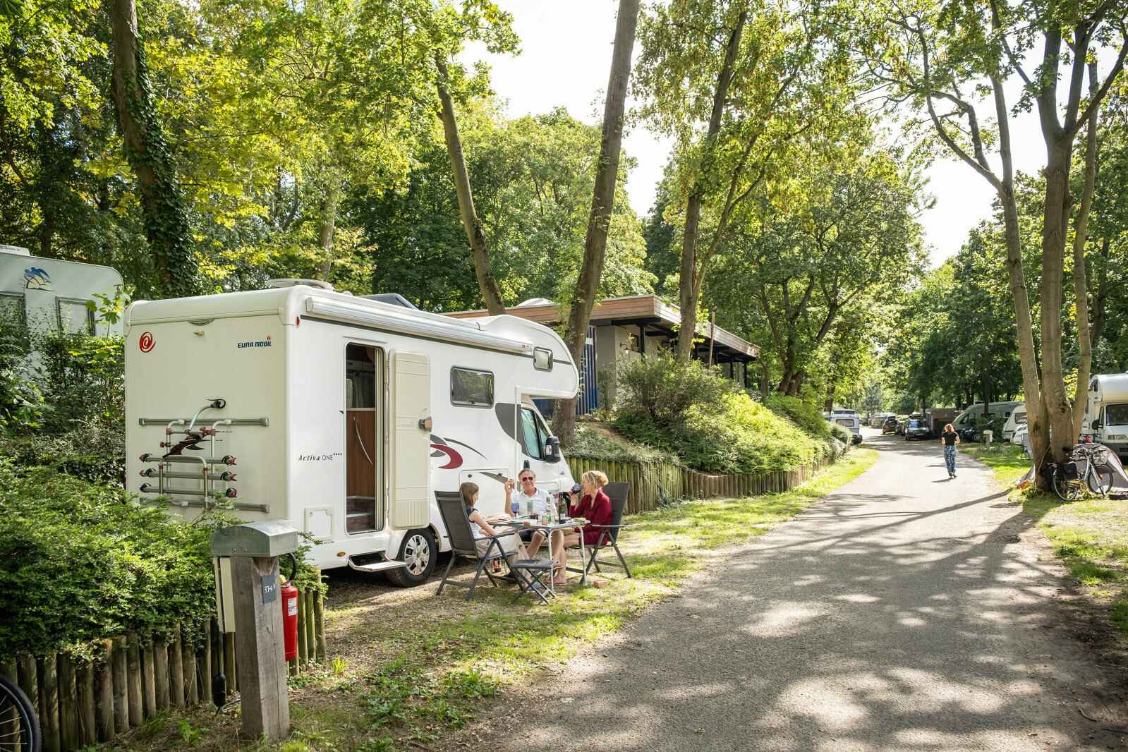 Camping de Paris Standplätze im Halbschatten unter Bäumen