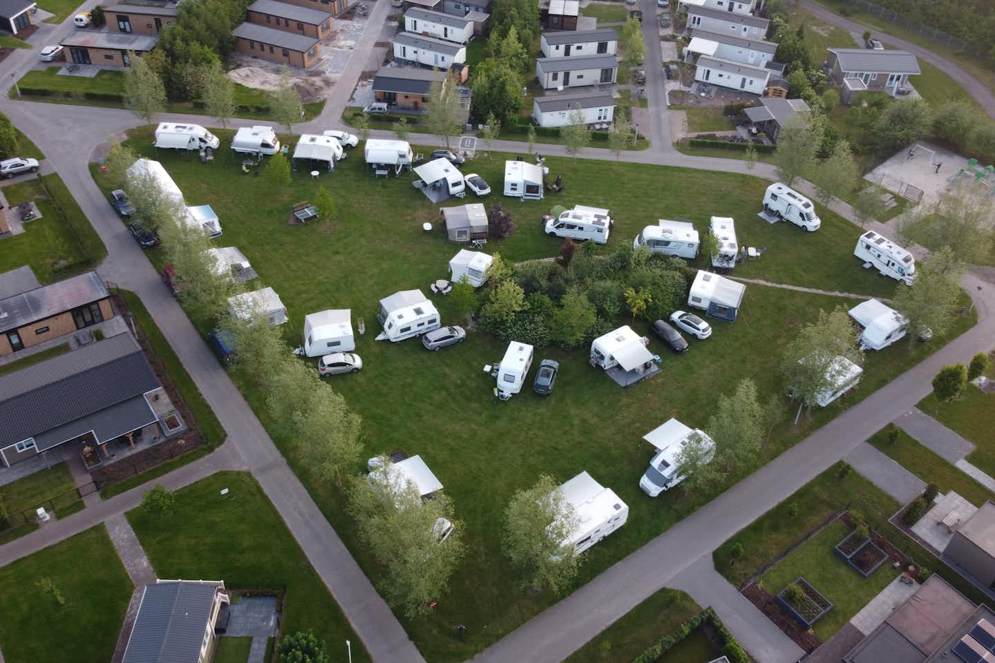 Camping de Peelpoort - Luftaufnahme der Stellplätze und Mobilheime auf dem Campingplatz