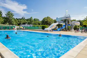 Camping De Penboch - Campingplatz mit Pool,Wasserrutsche und Liegestühlen