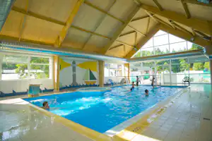 Camping De Penboch - Hallenbad mit Jacuzzi auf dem Campingplatz
