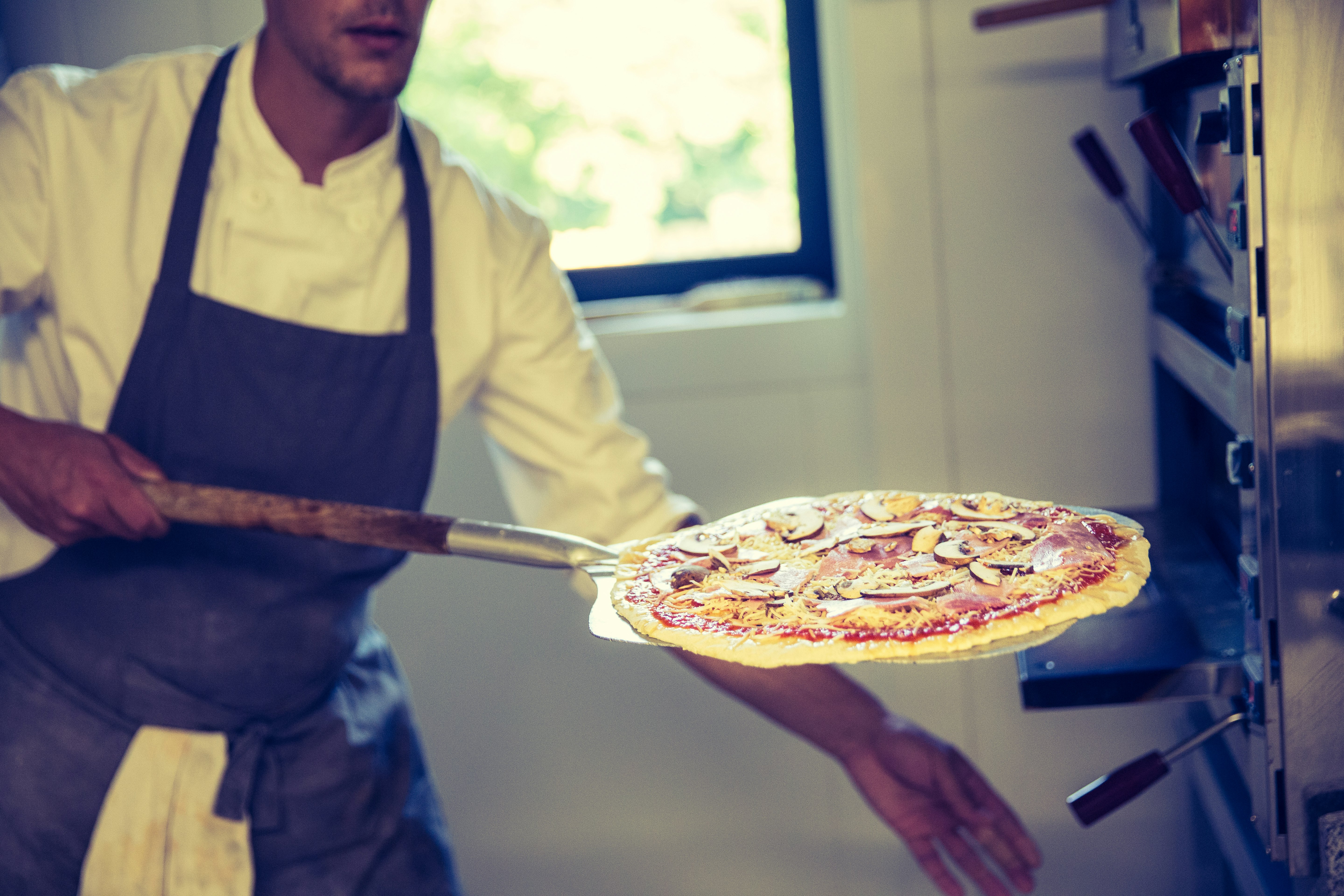 Camping De Peyroche - Frische Pizza aus der Snackbar auf dem Campingplatz