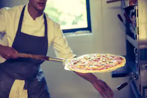 Camping De Peyroche - Frische Pizza aus der Snackbar auf dem Campingplatz