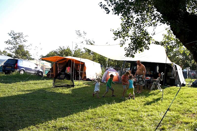 Camping De Peyroche - Wohnwagen- und Zeltstellplatz mit spielender Camperfamilie auf dem Platz