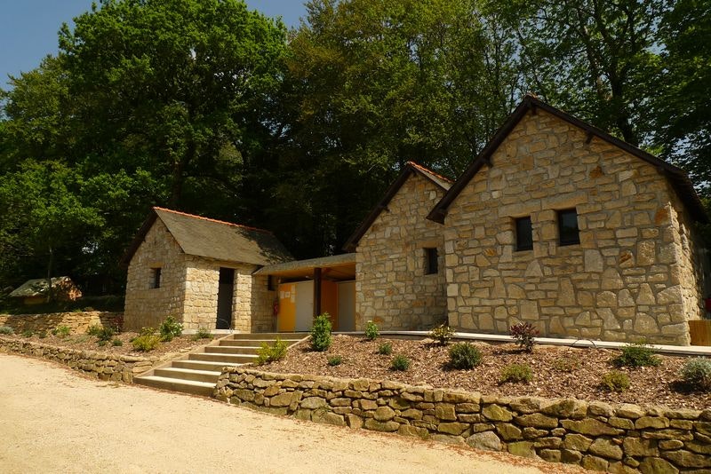 Camping de Pont Calleck - Blick auf den Sanitärblock auf dem Campingplatz
