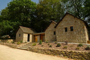 Camping de Pont Calleck - Blick auf den Sanitärblock auf dem Campingplatz