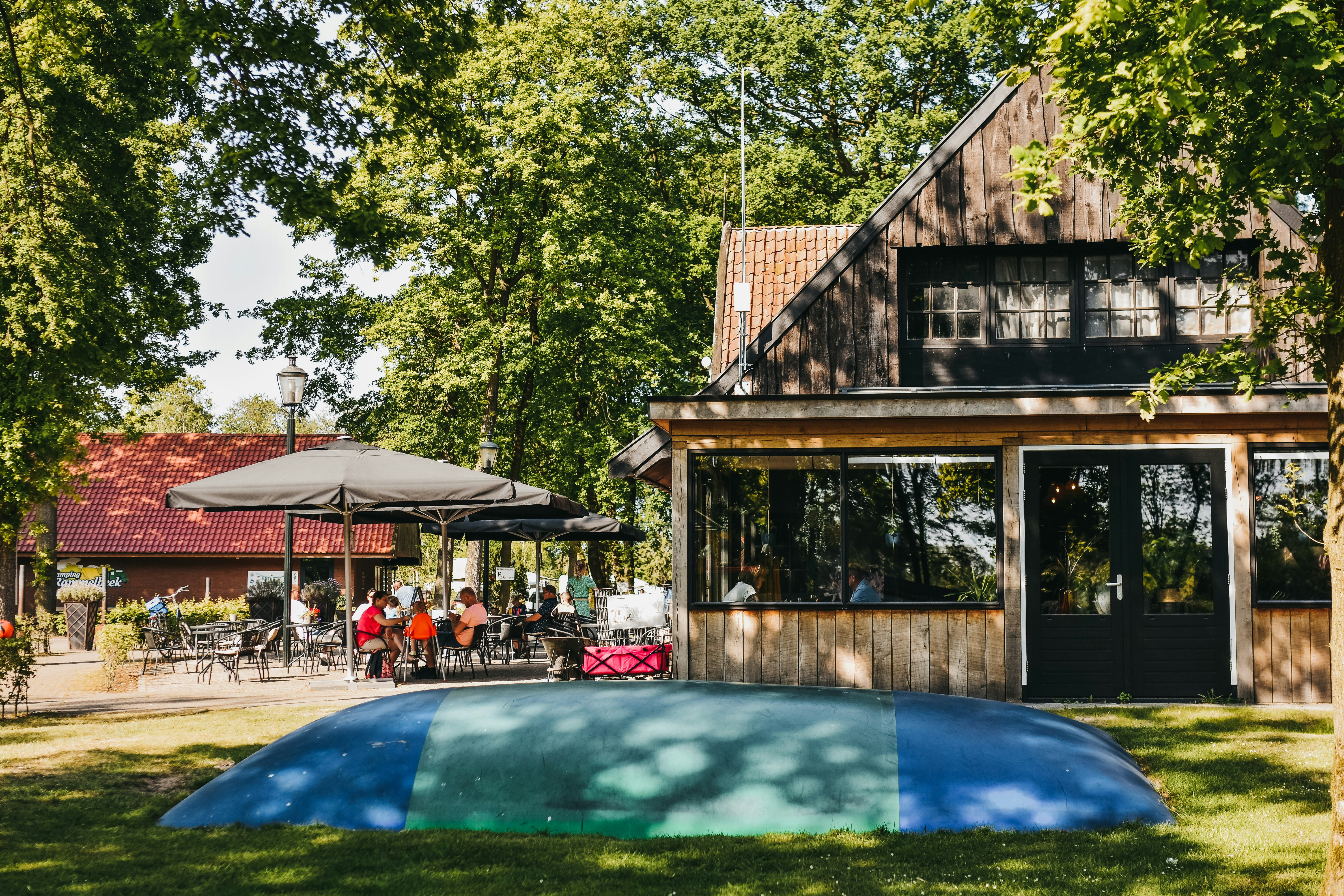 Camping De Rammelbeek - Gebäude mit Hüpfkissen