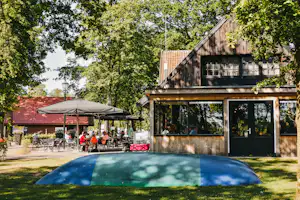 Camping De Rammelbeek - Gebäude mit Hüpfkissen