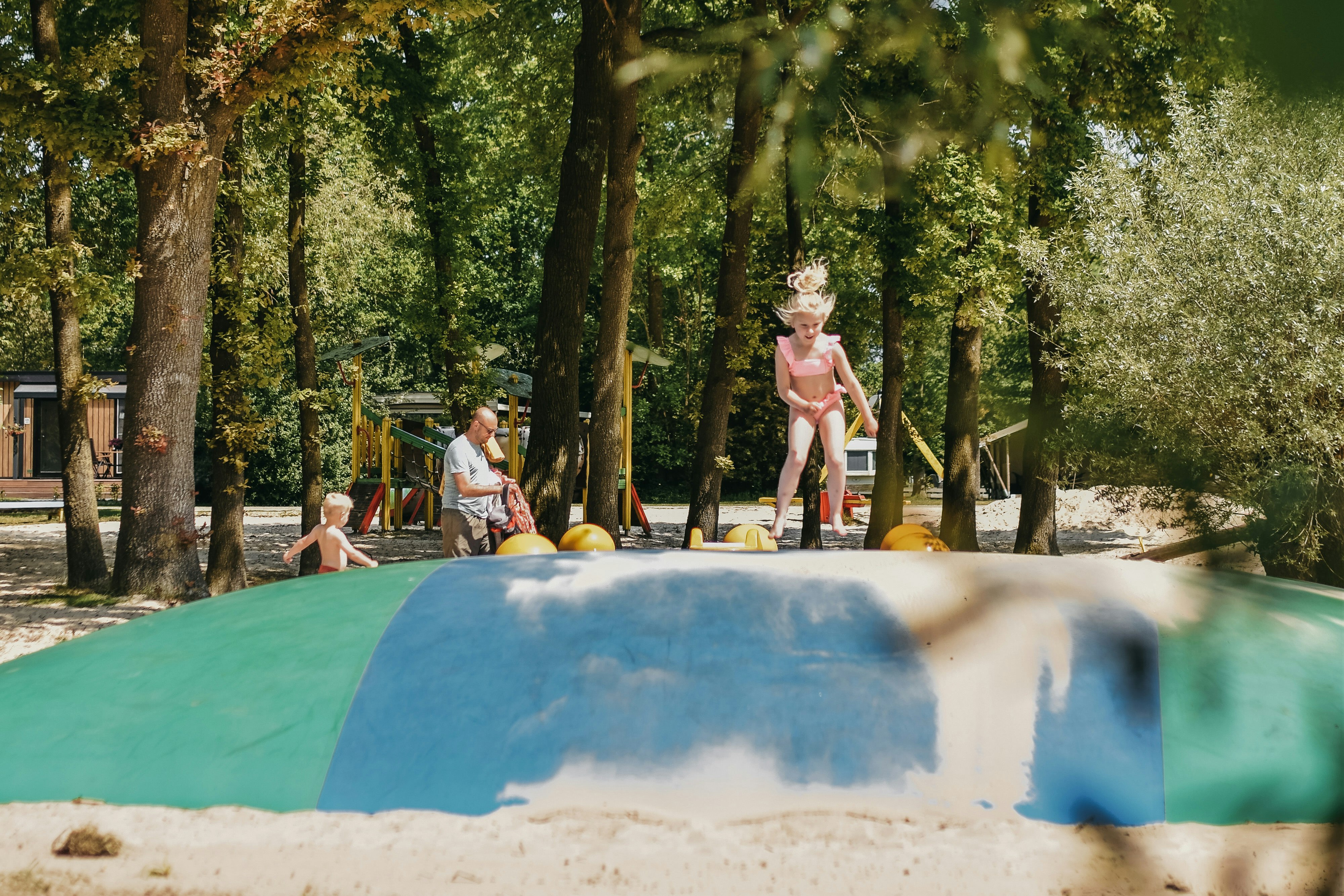 Camping De Rammelbeek - Kind auf Hüpfkissen