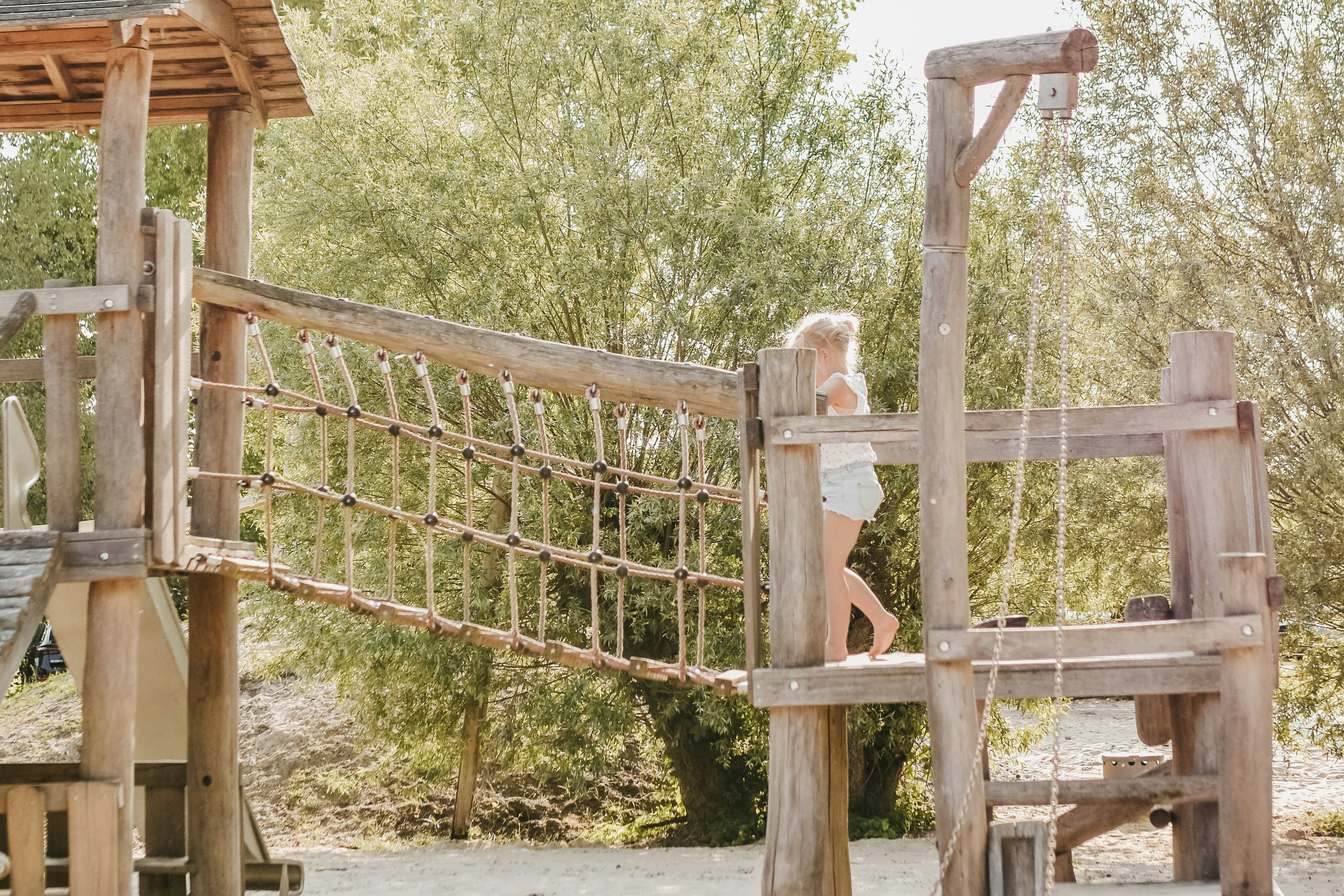 Camping De Rammelbeek - Kind auf Spielplatz