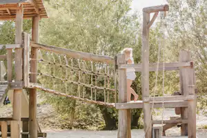 Camping De Rammelbeek - Kind auf Spielplatz