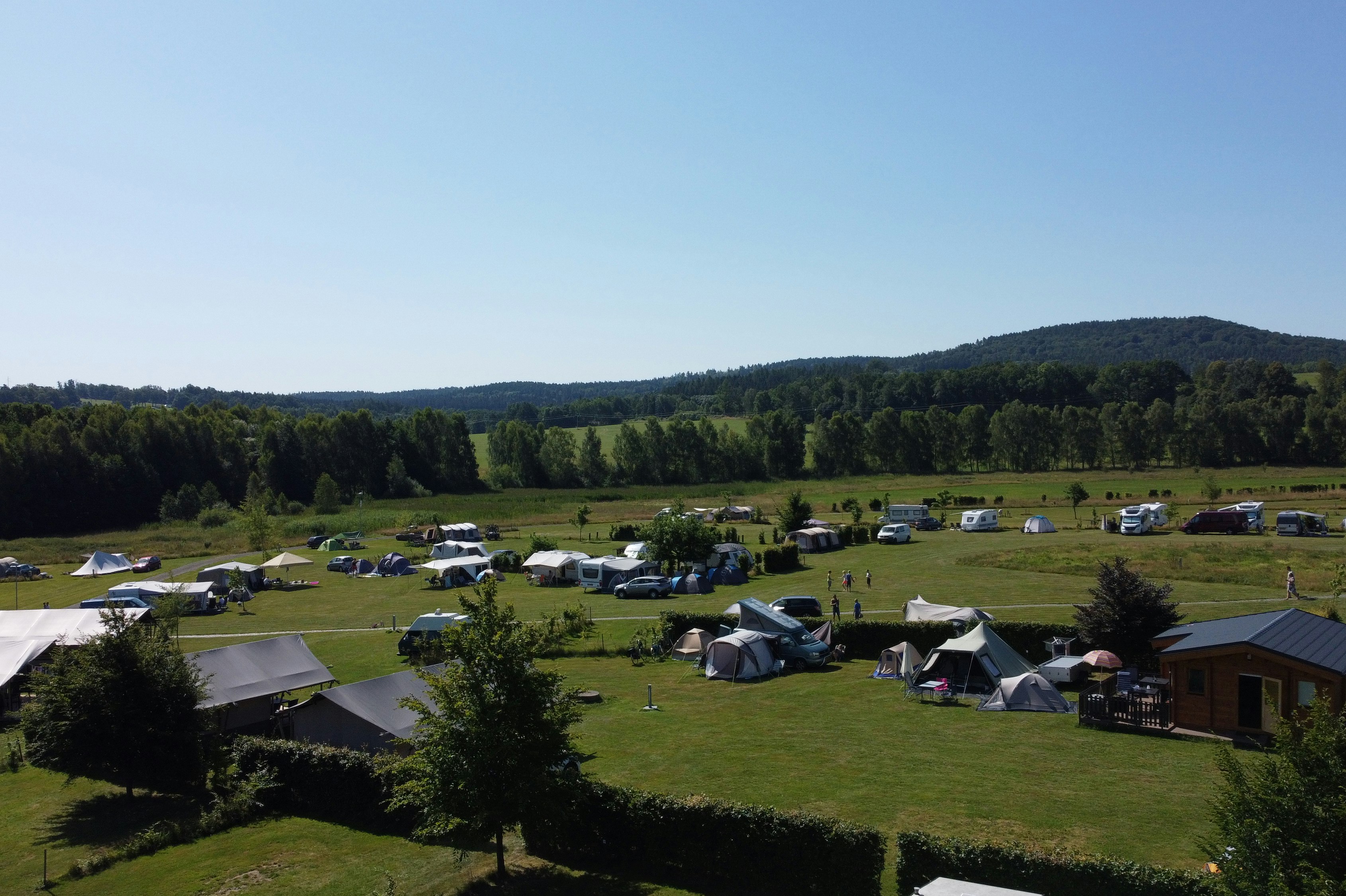 Camping De Regenboog - Blick auf die Standplätze auf der Wiese