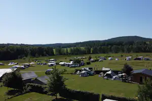 Camping De Regenboog - Blick auf die Standplätze auf der Wiese
