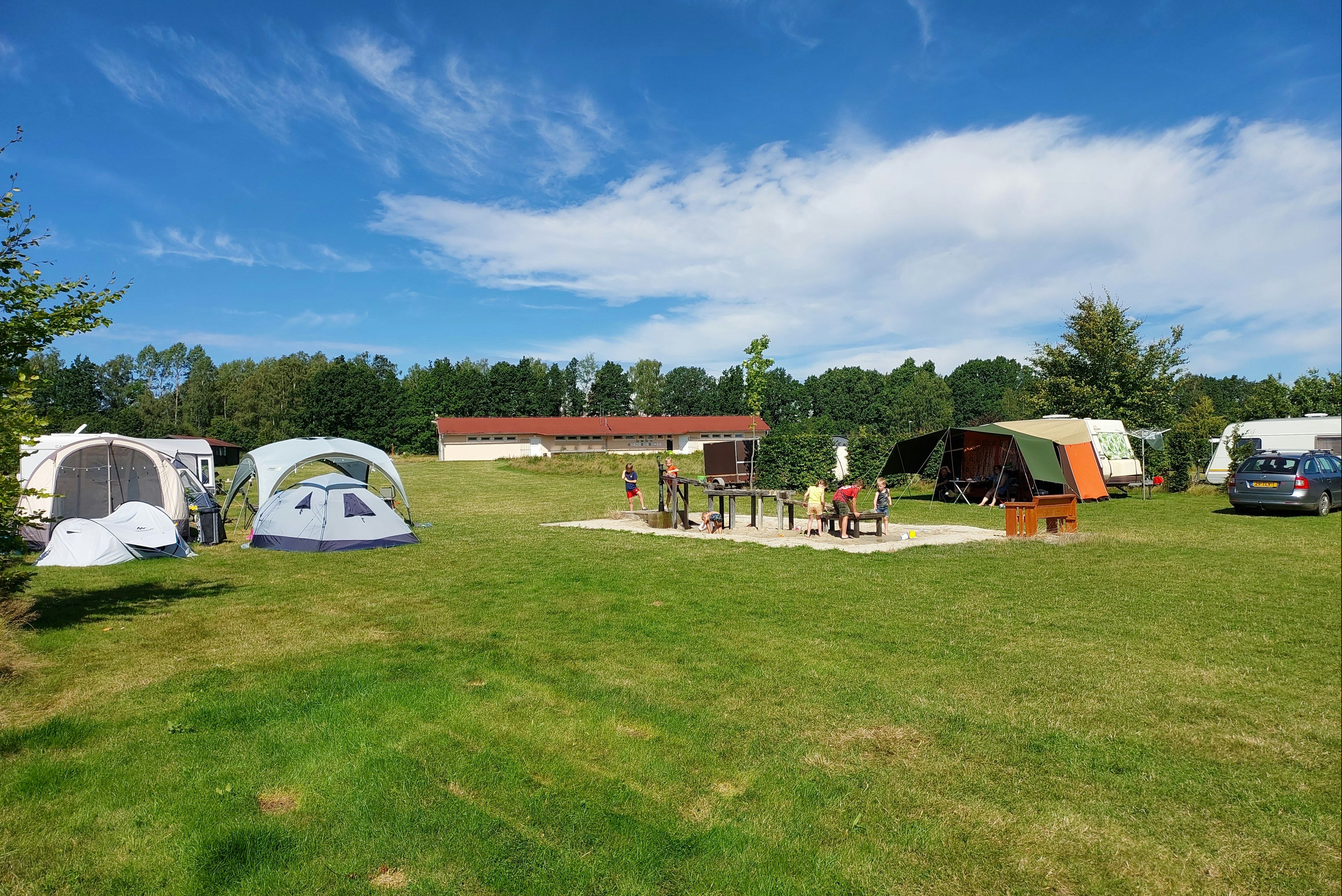 Camping De Regenboog - Wasserspielplatz für Kinder zwischen den Standplätzen auf der Wiese