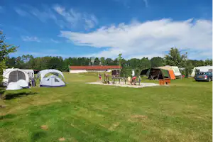 Camping De Regenboog - Wasserspielplatz für Kinder zwischen den Standplätzen auf der Wiese